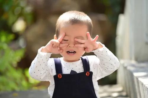 小孩剪睫毛能让睫毛变长吗,怎样让睫毛变长变密简单方法儿童