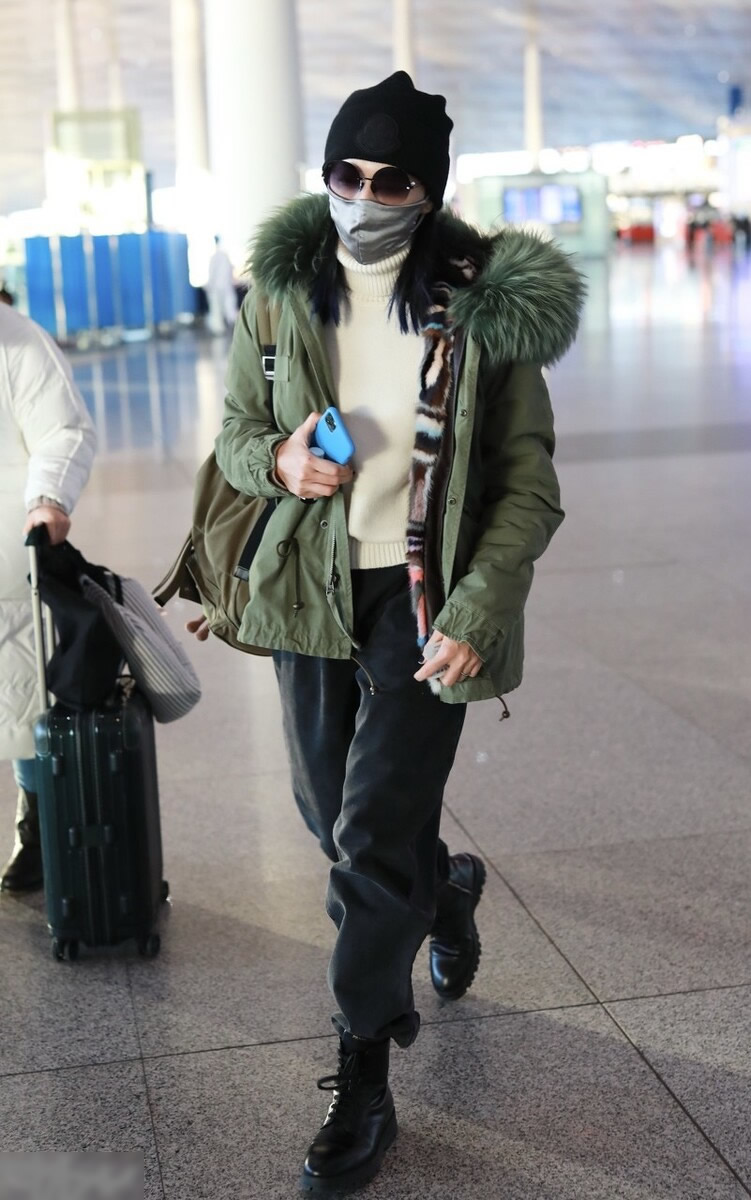 刘诗诗同款橘色冲锋衣穿搭,刘诗诗军绿色背带裙