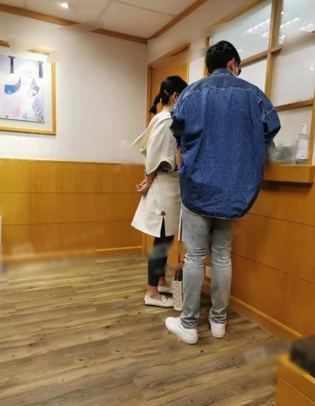 张杰第一次晒谢娜孕肚,张杰谢娜被网友偶遇