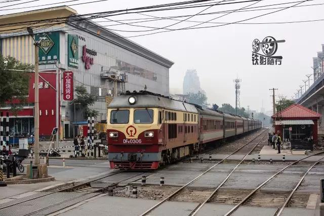 火车来了行人车辆请注意安全,行人车辆请注意火车就要来了