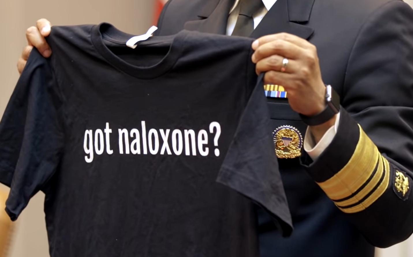 美政府*翻推**2个月前言论，卫生局长亲自上阵，示范用旧衣自制口罩