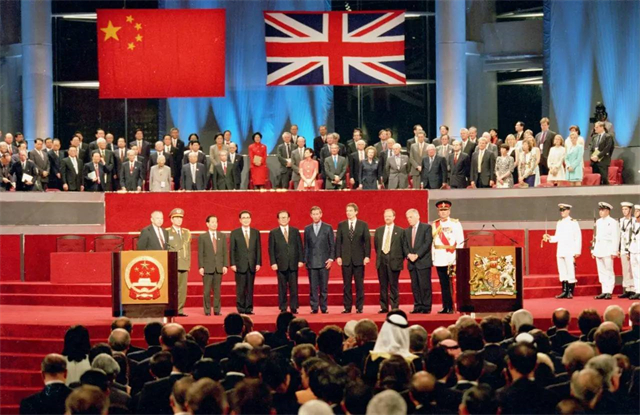 1997年香港回归场景如何？彭定康垂头丧气，一家人离港前痛哭流涕