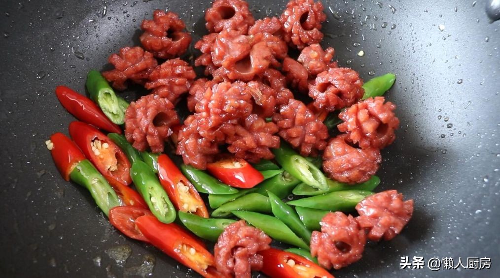 烤肠的最正宗制作过程视频,自制黑椒烤肠的做法