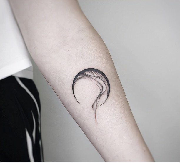 纹身从黑色变成青色了,纹身变成蜈蚣