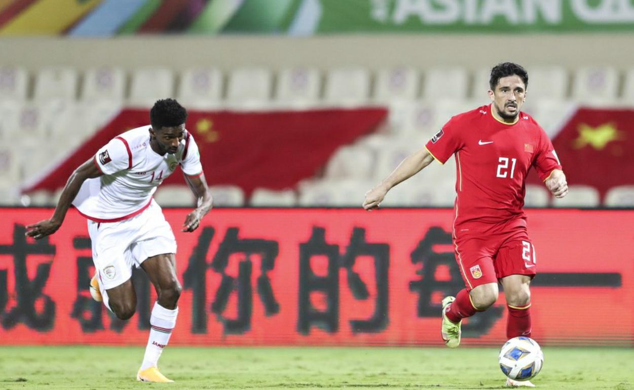 喷完一通，安然入睡！李铁醒来不忘“发广告”，800万年薪真好挣