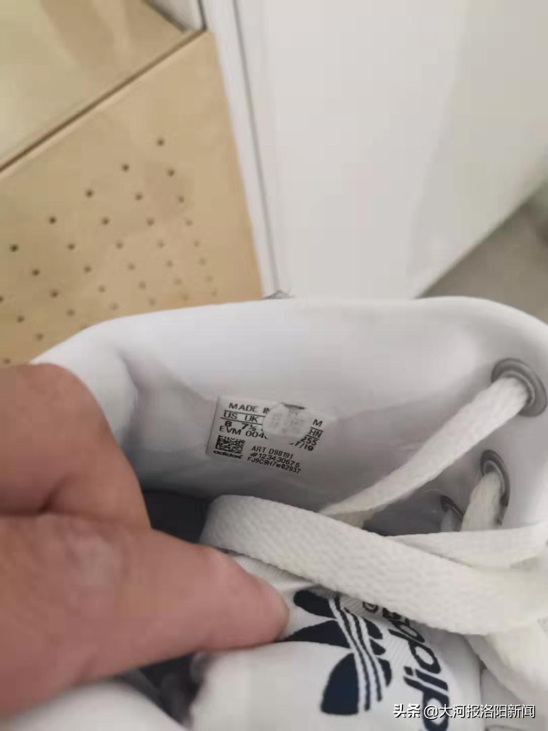 男子买阿迪10天开裂,阿迪达斯三叶草鞋子脱胶怎么处理