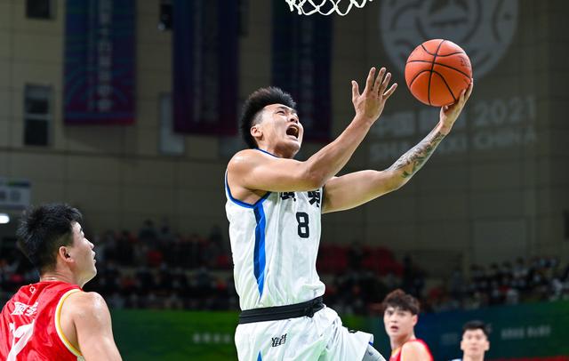 杜锋疯狂打法广东打出罕见数据,广东1.9秒杜锋战术压哨三分