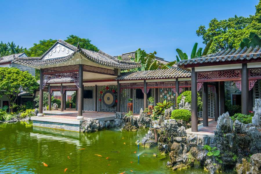 一池荷叶碧两岸荔枝红的意思,一湾湖水绿两岸荔枝红