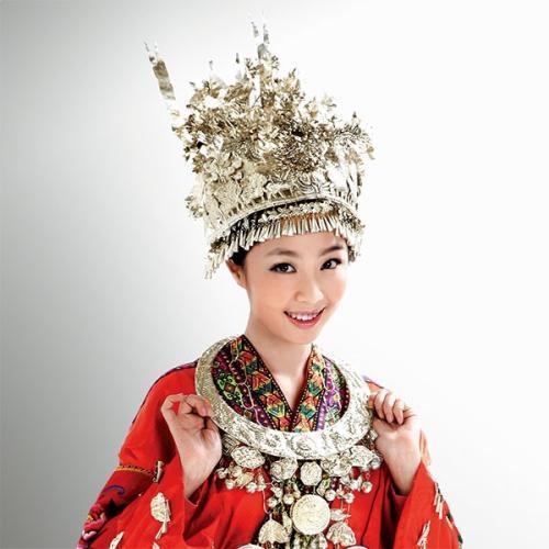 马伊琍身穿复古羽毛裙亮相,马伊琍背带连衣裙现身机场