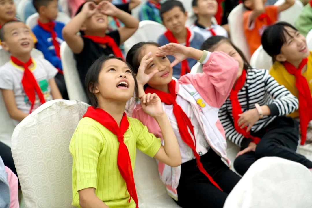 以温度去守护，蓝光发展荣登“金蜜蜂企业社会责任中国榜”