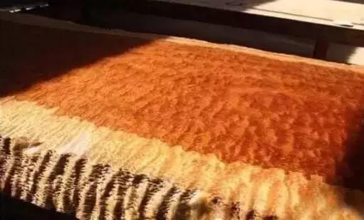 一颗重达几十吨的巴西花梨切开后像千层雪糕