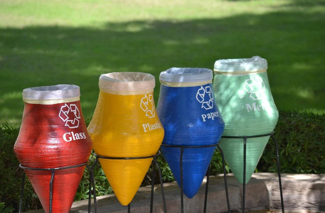 英读廊——为什么塑料制品不能像金属一样回收后重新铸造再利用？