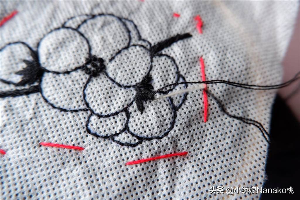 衣服被绣的东西弄脏了怎么办,衣服被消毒液染伤了要怎么修补