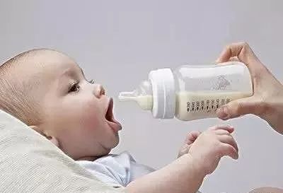 奶粉里面有颗粒还能溶解吗,奶粉冲泡结块有小颗粒是怎么回事