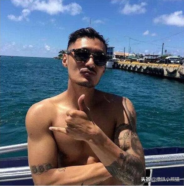 五个动作打造饱满胸肌,男平胸如何用弹力带快速练出胸肌