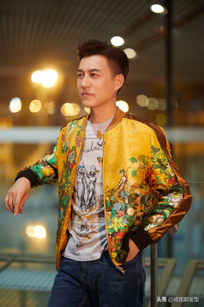 靳东三七分发型分析,靳东新发型搭花夹克造型