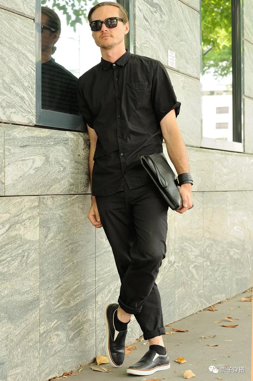 黑色衬衫内搭黑色打底好看吗,都说黑色穿搭很反差