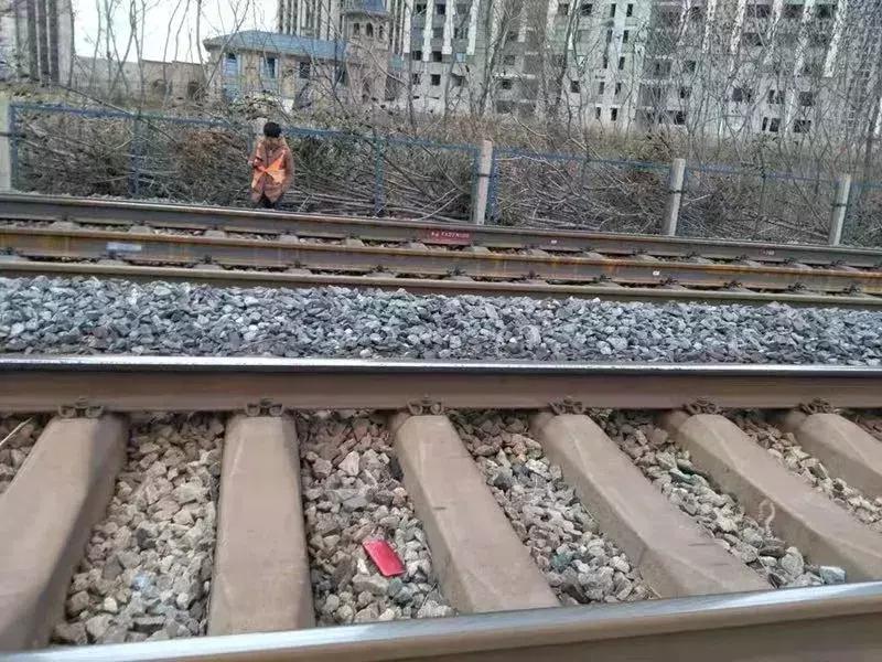 坐火车手机掉厕所掉轨道上会赔吗,手机掉到火车厕所里了怎么办