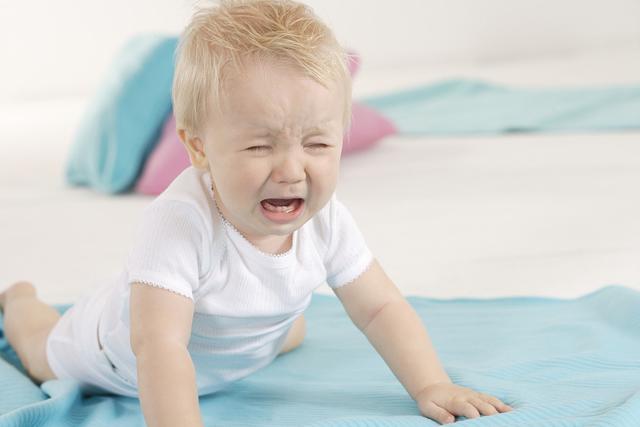 3岁宝宝吃樱桃吞了一个核严重不,小孩吃樱桃卡喉咙视频