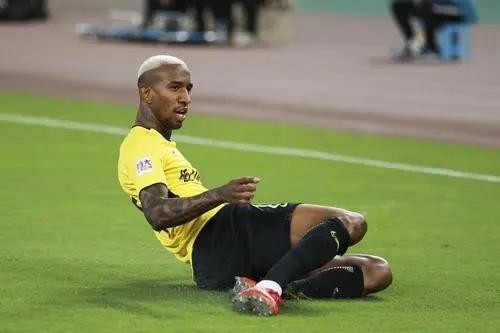 血亏1.7亿!塔利斯卡走广州队加速没落,网友:他距传奇一步之遥