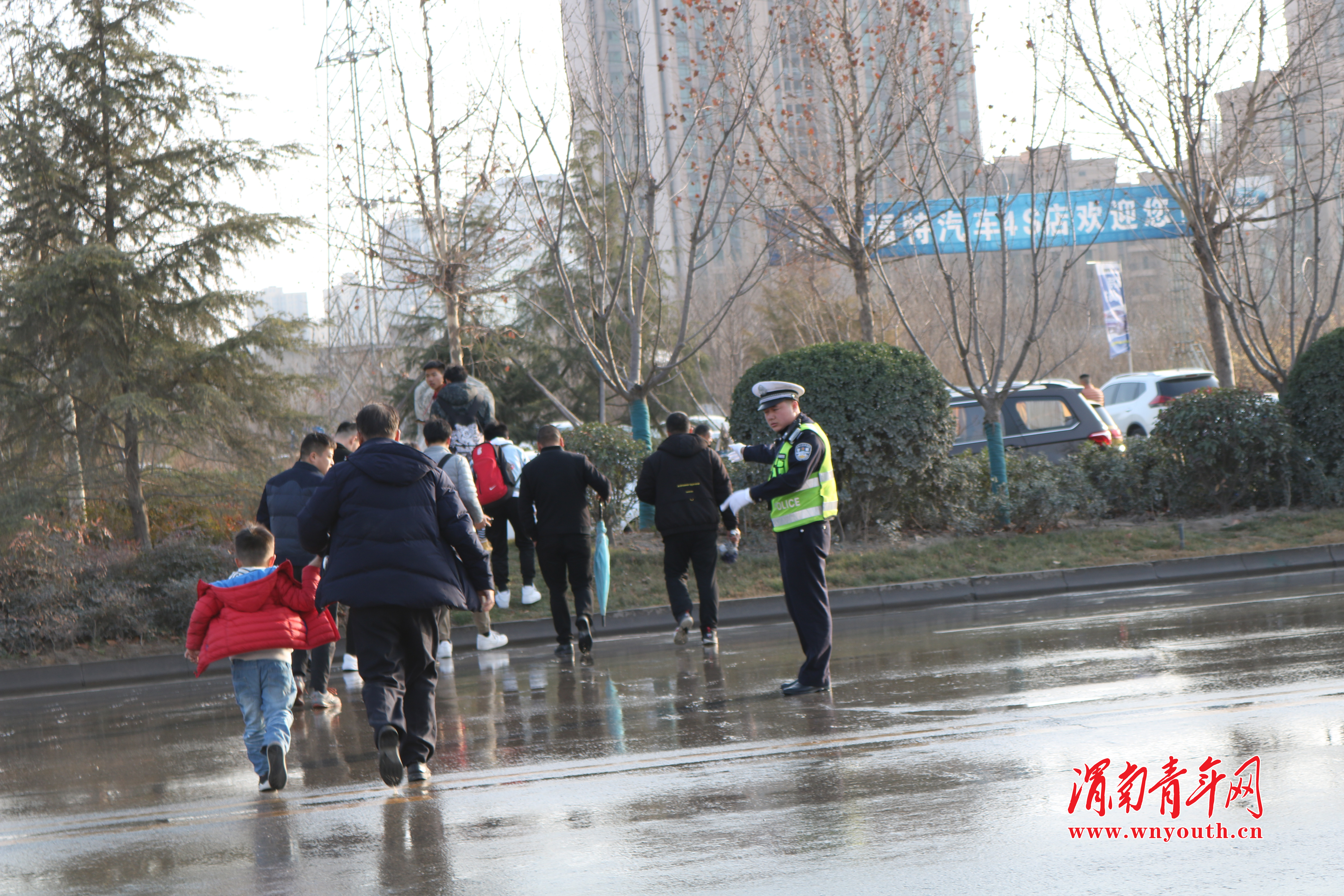 渭南高新交警大队圆满完成2019中甲陕西大秦之水首场足球赛安保任务