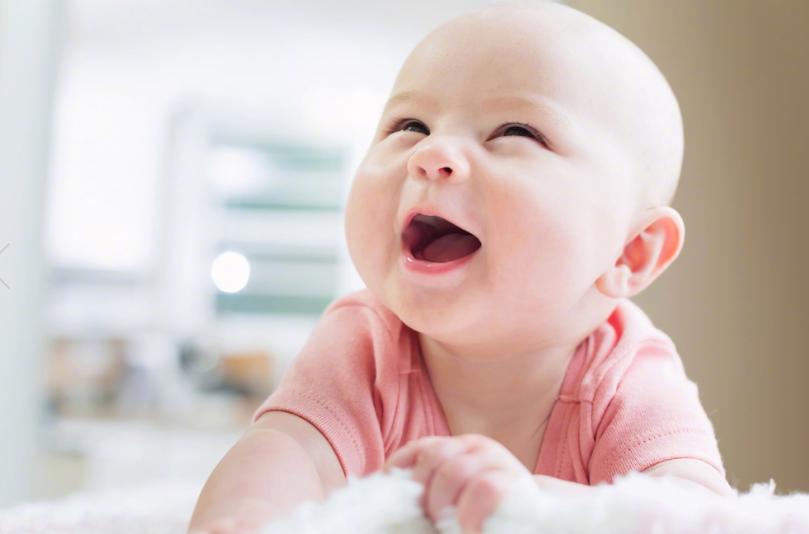 宝宝喜欢发呆是太笨？新生儿这4种表情是聪明的表现，包括发呆