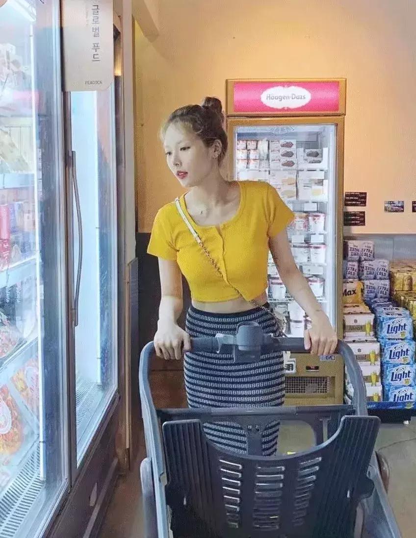 刘雯米兰时装周试装,刘雯维密走秀比心