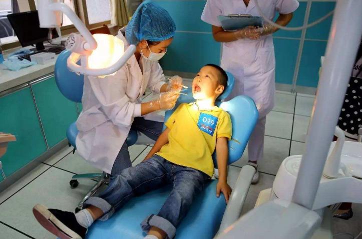 孩子乳牙别扔掉关键时能救命,乳牙千万不要硬拔