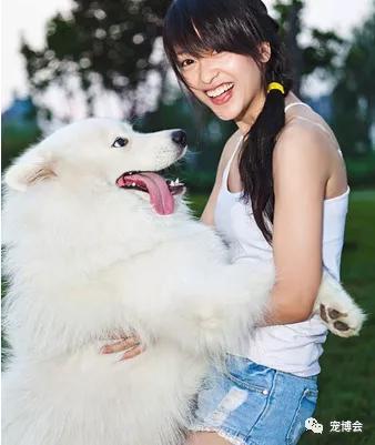 狗狗嗅陌生人的腿,狗狗为何喜欢嗅主人的尿