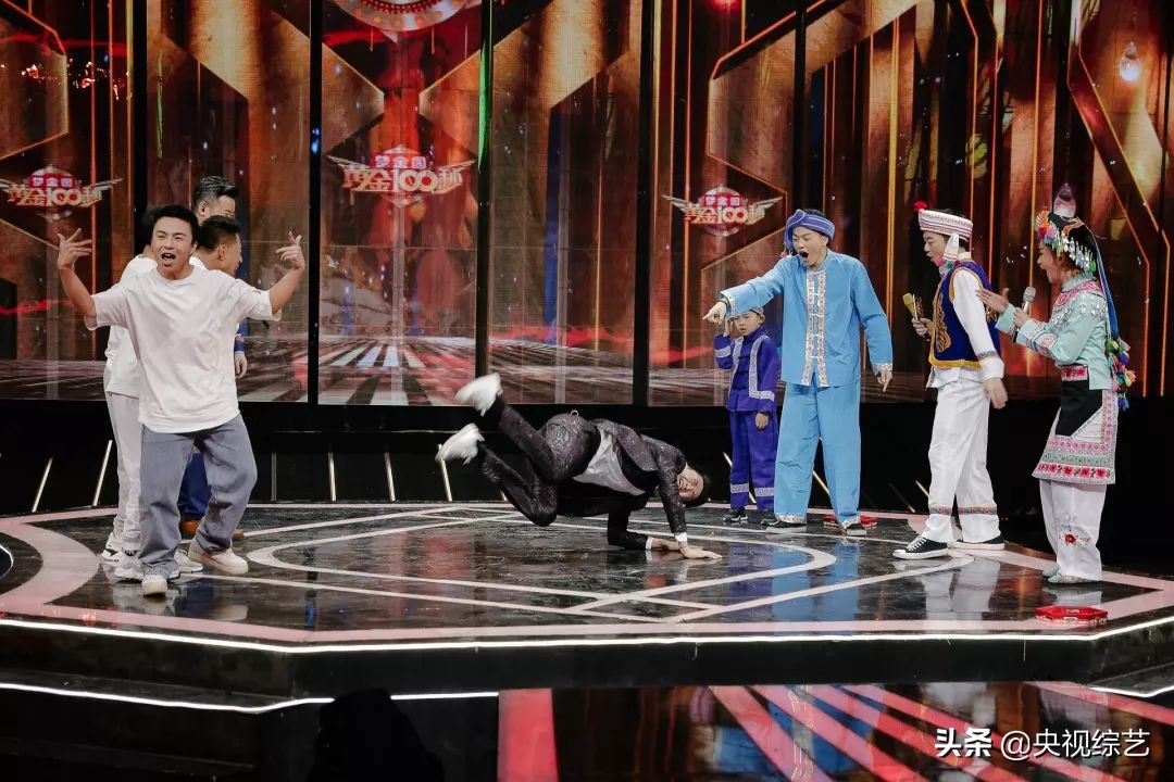 老爷爷篮球表演震撼全场,75岁大爷炫酷球技秀