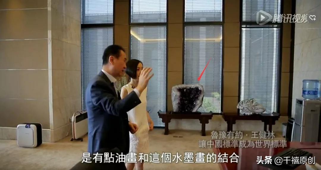 这个大牌卖#假珍珠#洗鱼水涂玻璃、电饭煲种宝石