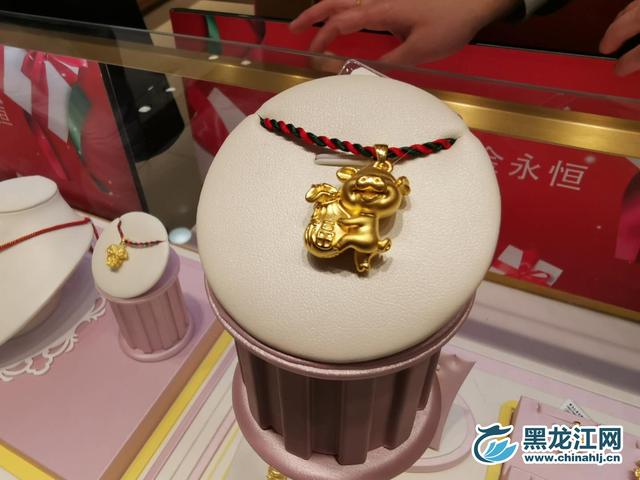 大小金猪金饰销售,猪年金饰火爆