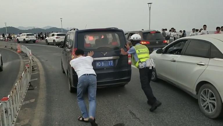 有司机看着换胎工具一筹莫展，有小车P档锁死无法动弹，都被交警轻松解决