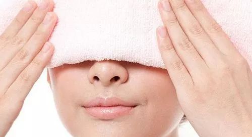 怎样抑制眼部黑眼圈,黑眼圈太重怎么消除女士