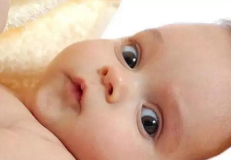 宝宝老是眨眼是散光吗,宝宝故意眨眼睛