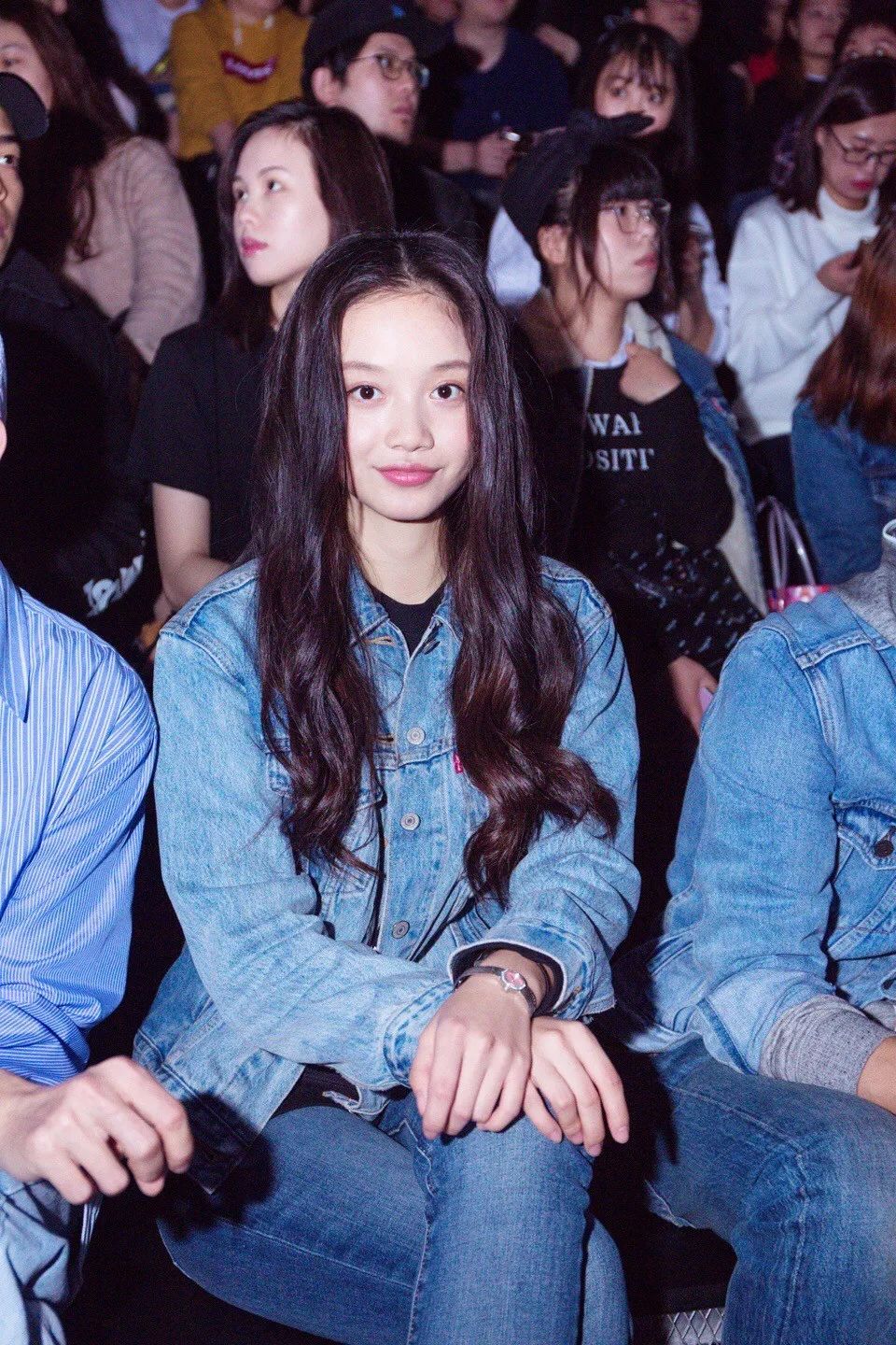 刘雯何穗个人简介,刘雯何穗奚梦瑶走秀视频