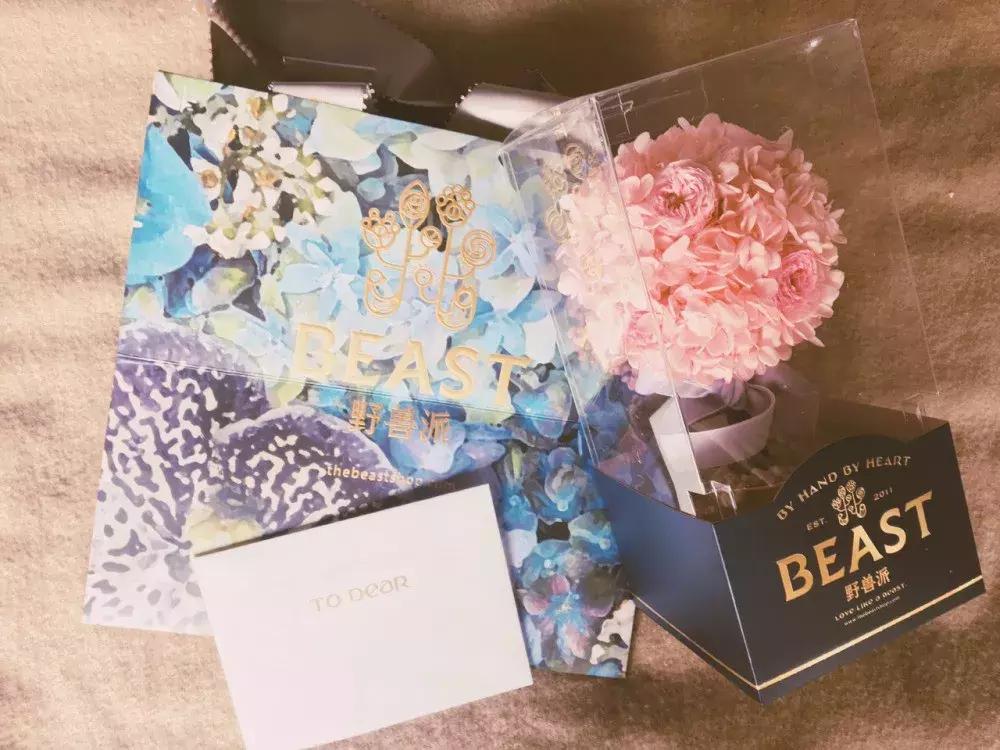 在花园里和鲜花为伴,在花店与鲜花为伴