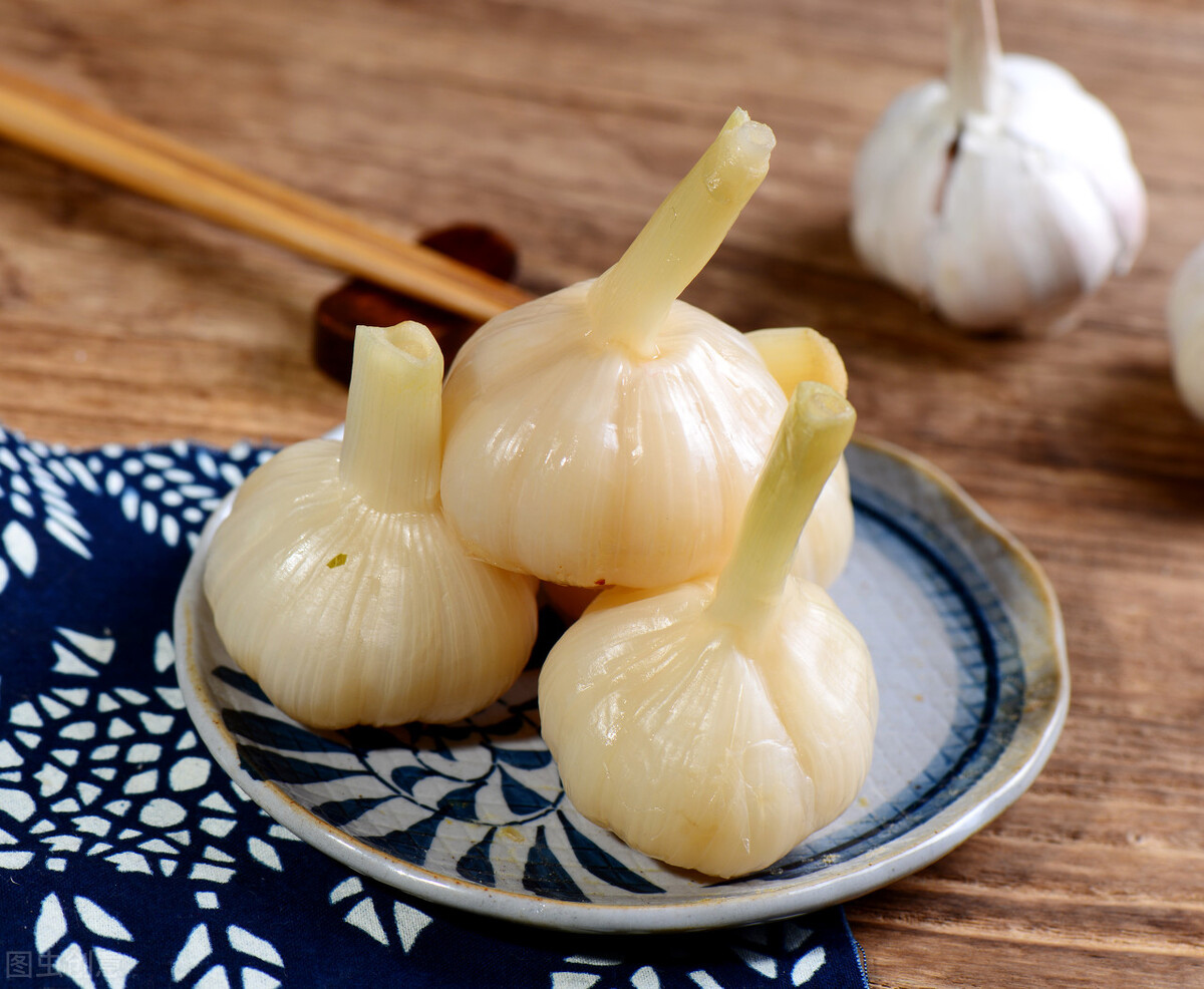 五斤雪碧大蒜腌糖蒜比例方法,腌糖蒜加雪碧和不加雪碧哪个好吃