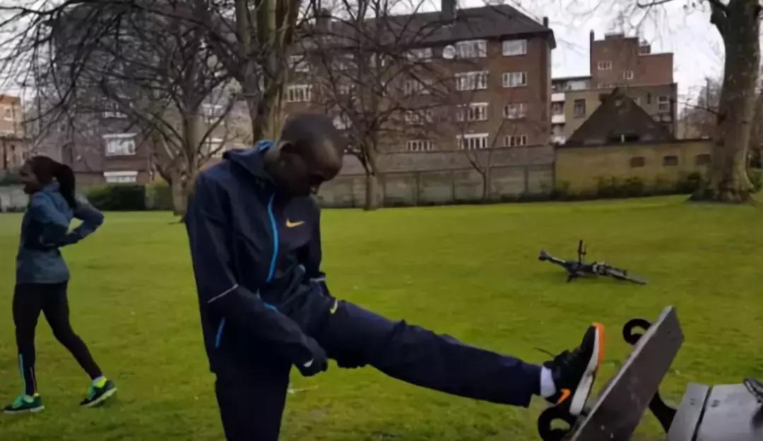 冬天适合做的拉伸动作,跑步后7个拉伸腿动作