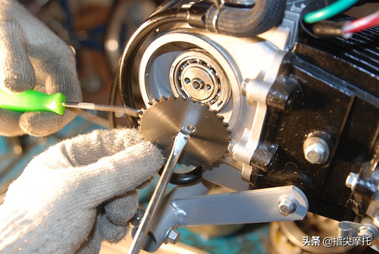 摩托车冒黑烟烧机油怎么回事呀,摩托车烧机油喷白烟解决方法