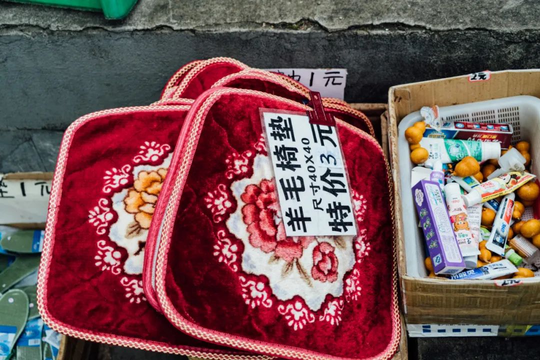 活着的两元店,2块钱能买啥?