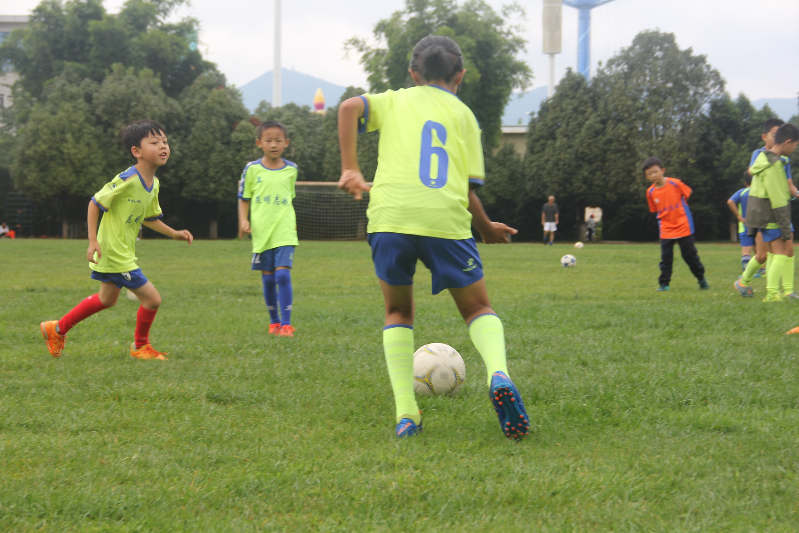 足球跑位时如何接球,足球跑位需要天赋