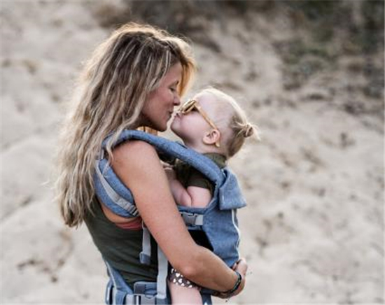 预防胀气的正确哺乳姿势,哺乳姿势不正确有什么危害