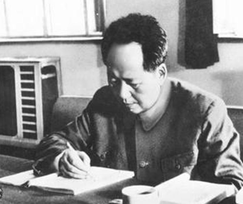 毛*东泽**时隔32年重回韶山，看到父母坟墓破烂不堪：不要修，就这样