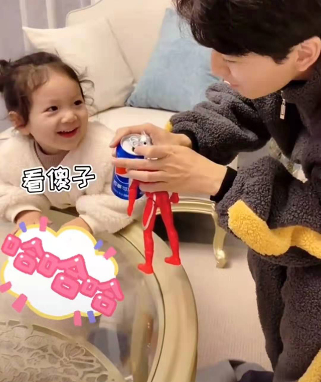 女儿喝可乐上瘾，爸爸妙计帮女儿戒掉可乐，网友：爱美不分年龄