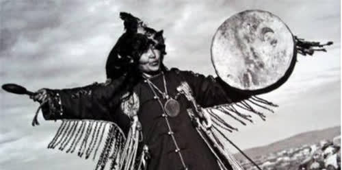 山东的一个小村庄里，竟有人效仿武则天，豢养男宠，看来中毒太深