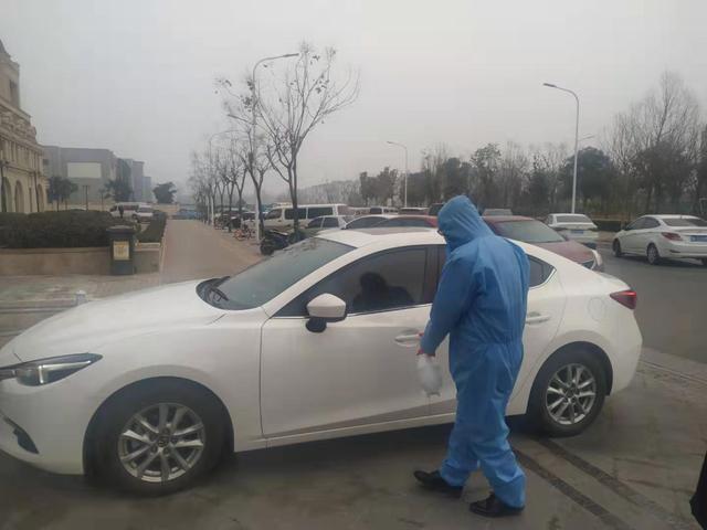 疫情之际暖心行动——锦艺物业管家“兼职”快递小哥