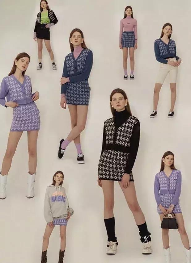 泫雅和杨幂都穿的打底衫,杨幂从四个花旦到巨星