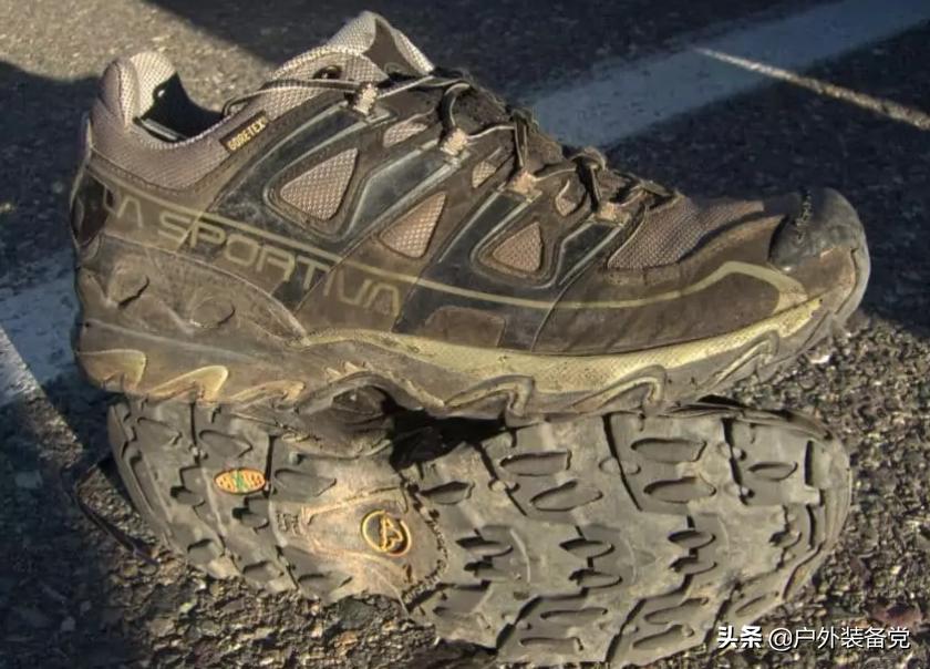 沙漠靴的正确清洗方式,登山靴脏了怎么清洗