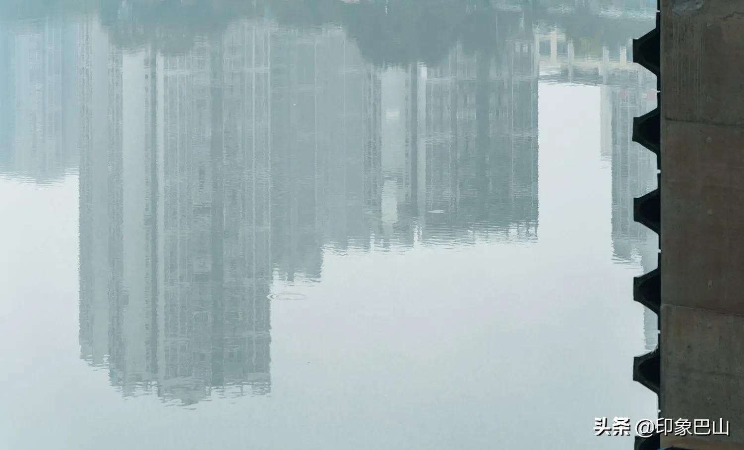 四川达州：烟雨笼渠江抛竿垂钓闲对饮或群嬉不觉冬日寒